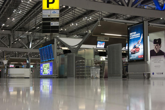 Airport Bangkok - schnell noch mal die Kamera hingelegt - die Menschenmassen waren um die Ecke