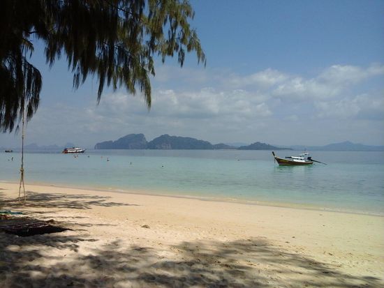 Nochmal unser Beach bei normal Wasser, die Insel die man sieht ist Ko Muk, mit der berühmten Emerald Cave!