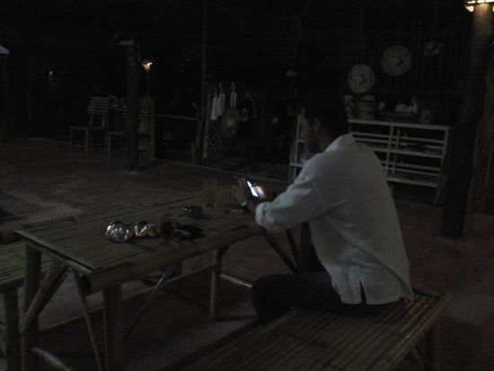 Im View Point Resort (zur Zeit einziges freies W-LAN auf der Insel)
Andre beim Schreiben unserer Reiseseite...