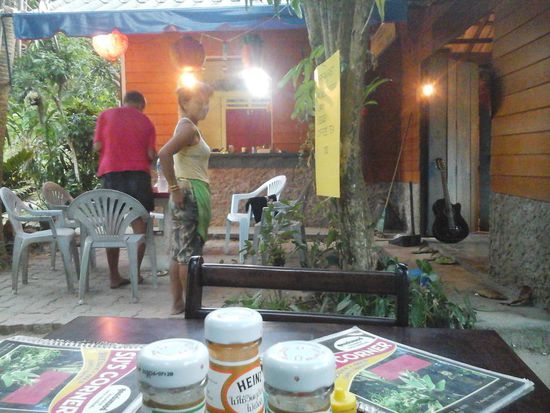 Su mit ihrem Mann.... auch Sie plagen die Moskitos! Macht lecker Curry' s! Stehen nicht in der Karte. ... I can make!