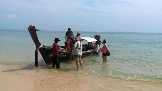 Ankunft Ko Bulon Lae - das Longtail fährt 20 m vom Speedboat zum Strand - 50 Bath pro Nase werden fällig!