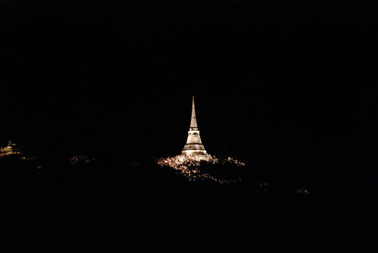 Das Bild hat uns auf der Nacht-Zugfahrt in den Süden neugierig gemacht...
Phetchaburi - Khao Wang Hügel bei Nacht