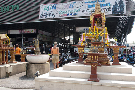 Bandai It Road - Richtung Stadtzentrum - hier kann man gut und preisgünstig essen. Abends ist hier am Platz immer Markt
