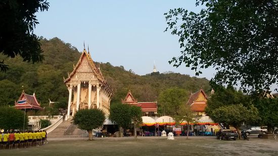 gleich gegenüber vom Hotel - im Hintergrund der Hügel "Khao Wang"