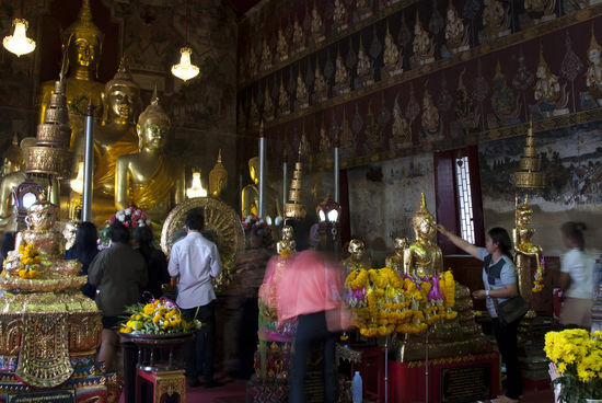 viele Buddhisten besuchen den Tempel