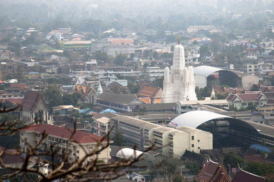Blick auf einen Teil der Stadt mit dem Wat Mahathat