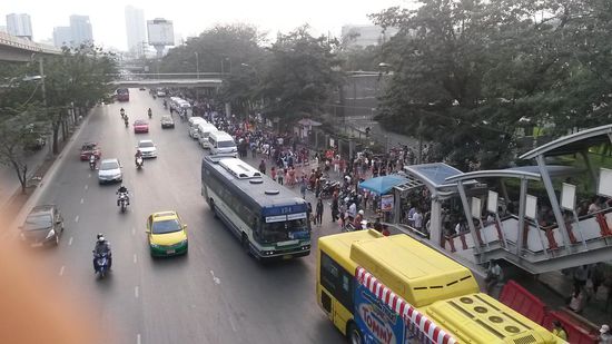 ... alle wollen nach Hause. Am Skytrain riesen Menschenschlange - haben doch ein Taxi genommen!