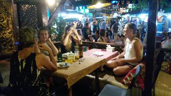 abends mit den 3 Mädels beim Abschiedsessen und trinken