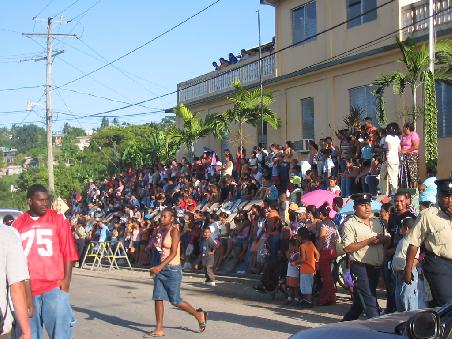 warten auf die "San Ignacio Independence Day Parade"