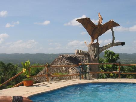 "unser Pool" auf dem Huegel hinter San Ignacio ...