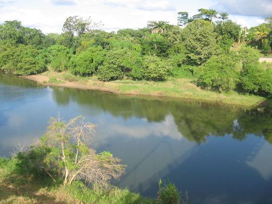 Macal River - der Fluss, der San Ignacio von Santa Elena trennt. - Zusammen ergeben die beiden Orte das Cayo-Tal.