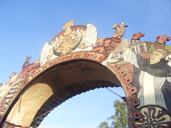 Das Bildnis auf dem Torbogen von Tepoztlán's Kirche zeigt die Geschehnisse, die sich zwischen den Einheimischen Mexicos und den Spaniern ereigneten, als diese nach Mexico kamen.