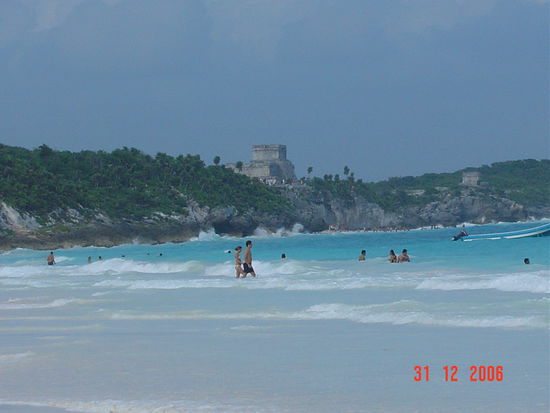 Blick auf die Ruinen von Tulúm vom Strand aus