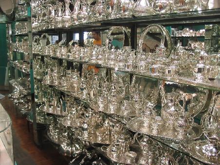 eins der vielen Silbergeschaefte in Taxco