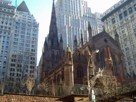 auf der anderen Seite dieser gothischen Kirche beginnt die Wall St.