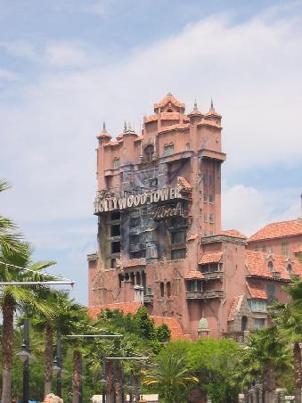 für den Hollywood Tower hatten wir ein spezielles Ticket, damit wir nicht so lange in der Schlange stehen mussten, allerdings nutzten wir es nachher doch nicht, da wir 1 1/2 Stunden in der Schlange vor dem Rock 'n Rollercoaster standen, der von Aerosmith & Band eingeführt wurde. - Auch eine spaßige Angelegenheit ...
