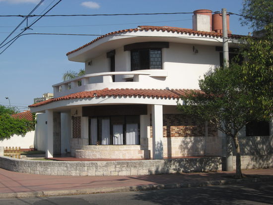 unser Haus (inzwischen haben wir aber Gitterstaebe vor den Fenstern  und einen Zaun)