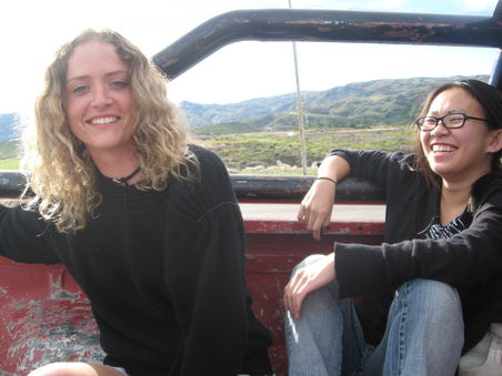 Helen und Vikki auf dem Pick-up auf dem Rückweg
