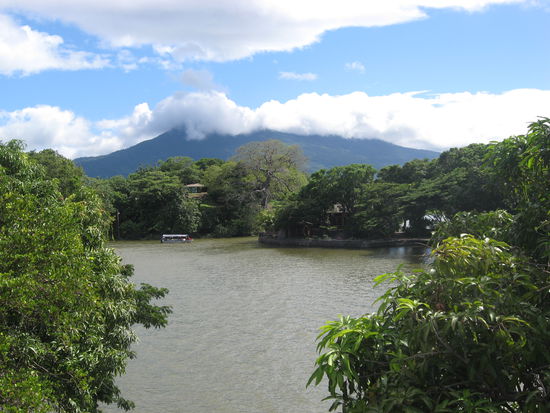 Blick auf die Isletas mit dem Vulkan im Hintergrund
