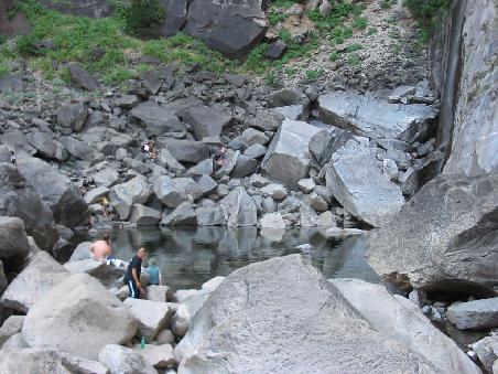 an einem der Wasserfälle - interessant ist der Größenvergleich der Menschen mit den Felsen ...