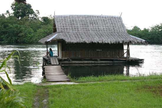 unsere Unterkunft auf dem Fluss in Kranchanaburi