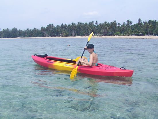 Beim Versuch Kajak zu fahren...wir sind wegen der starken Stroemung im Meer leider gescheitert...