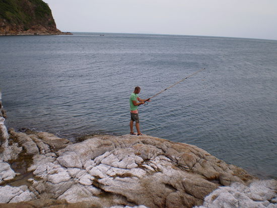 Andre fleissig beim angeln...allerdings mussten alle Fische, die in meiner Anwesenheit gefangen wurden wieder in Wasser zurueck gegeben werden 