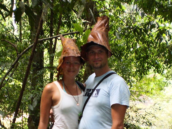 In der Zwischenzeit haben wir die Insel wieder verlassen und befinden uns nun im Khao Sok Nationalpark mitten im Dschungel...bei einer Dschungeltour fing es ploetzlich heftig an zu regnen...unser Guide bastelte uns kurzerhand ein paar Regenhuete aus grossen Blaettern... 