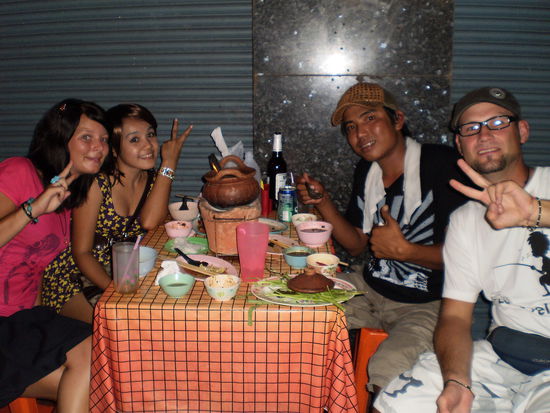 Abendessen am Strassenrand in Bangkok mit Nicky und ihrem Freund