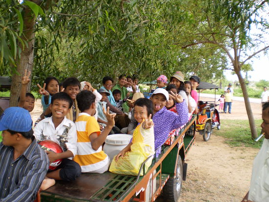 Fortbewegungsmittel in Kambodscha, wenn man mit einer Gruppe reist. Das Gefaehrt wird von einem Motorrad gezogen, was manchmal ziemlich holprig ist.