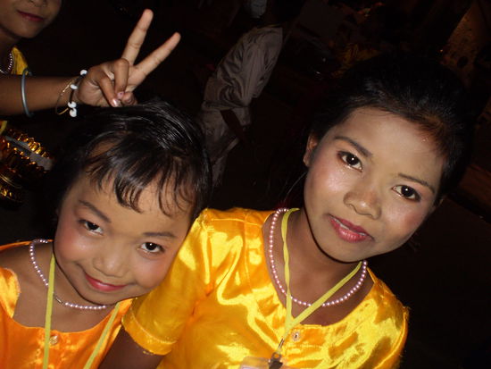 Die Kinder huebsch zurechtgemacht, fuer das abendliche Geldsammeln auf dem Markt