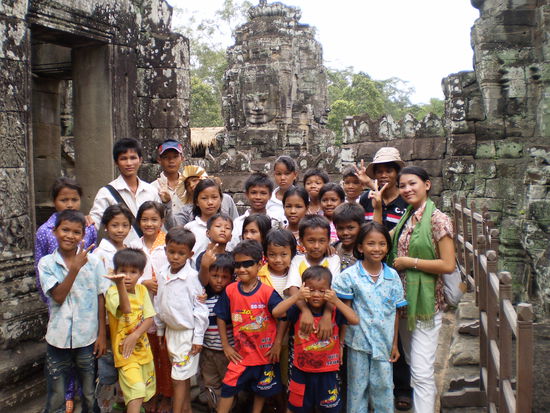 Besichtigung von Ankor Thom mit den Kindern...solch schoene Ausfluege koennen die Kinder leider nur sehr selten unternehmen, umso froehlicher sind sie jedoch gewesen.