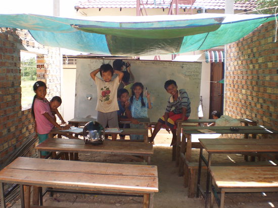 Schule in der Baustelle hinterm Haus