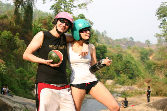 und noch ein Wasserfall in Pai...mit unseren huebschen Hemlmen...