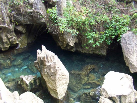 Pool unterhalb einer Hoehle