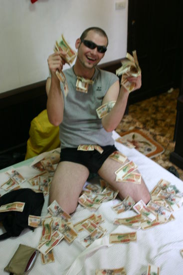 schon mal 2 Mio. in der Hand gehabt...? 
(leider jedoch keine Euro sondern Kip)