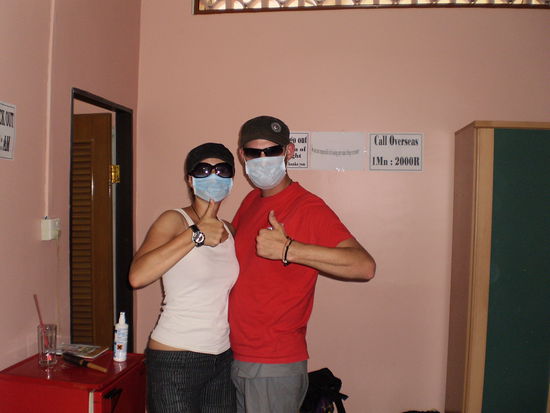 Unsere Schutzmasken um auf den Strassen Kamboschas atmen zu koennen