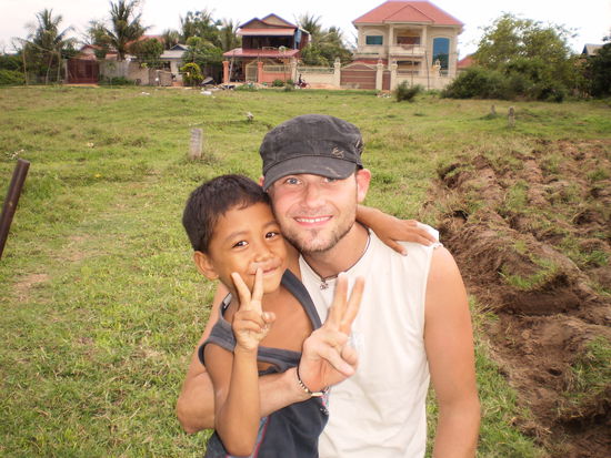 Herzensbrecher Mengly unser neues Patenkind...Neben Andre seht ihr die Wiese frisch umgepfluegt...Als der Pfug anfing die Erde umzustuelpen rannte ploetzlich alle Kinder hin. Sie sammelten die Schnecken, Erdkrebse, Wuermer, Kaefer (einfach alles was sie finden konnten), die das umpfluegen zum vorschein brachte um sie am naechsten Tag in einer Suppe zu verarbeiten...Nahrungsbeschaffung mal anders!