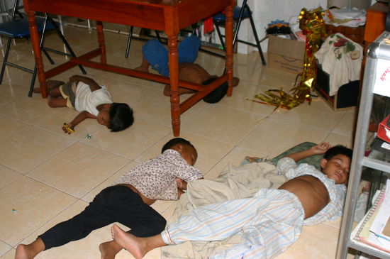 geschlafen wird da, wo gerade Platz ist...