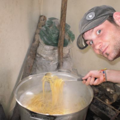 Meisterkoch Andre hat mal eben für 36 Kinder und 5 Erwachsene Spagetti mit Tomatensoße gekocht!