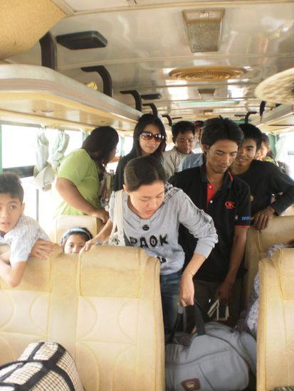 Das war der kleine vollgerammelte Bus...im Gang saßen wir mit 15 anderen...