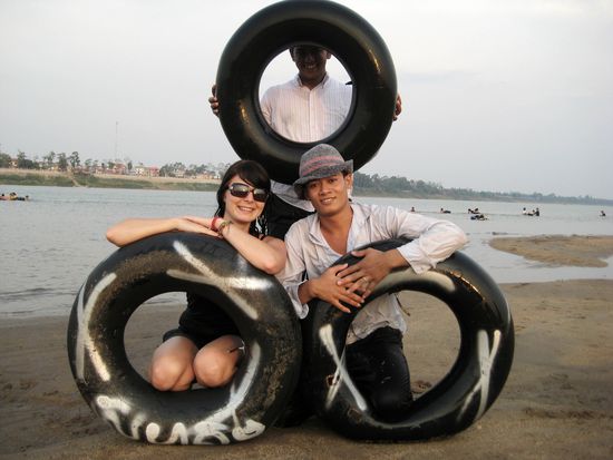 Zum Khmer New Year geht man im Mekong schwimmen....Das ist Nick unser Kellner...Nick hat uns den Tag darauf zu seinen Eltern in das 30 Kilometer weit entfernte Dorf eingeladen. Seine Familie, sowie alle anderen in diesem Dorf sind Bauern...ich glaube, es hat sich noch nie ein Tourist dorthin verirrt...wir wurden teilweise angestarrt, als wären wir Aliens! Ein Mädchen ist vor Schreck weggelaufen, als sie Andre gesehen hat...hahaha