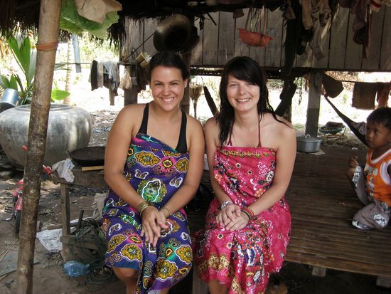 Nach einem Bad im Mekong bekamen wir von Nick´s Familie traditionelle Kleidung, bis unsere Klamotten getrocknet waren!