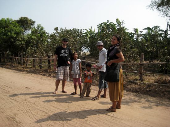 Bei 43 Grad einen kleinen Spaziergang durch sein Dorf....
