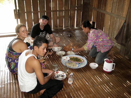 Hier essen wir gerade zu Mittag, in der Hütte von Nick´s Schwester!