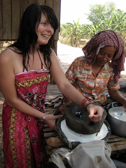 Nick´s Mama beim pressen von Reis, aus dem später ein vietnamesischer Kuchen gemacht werden soll! Ich habe mal kurz geholfen...