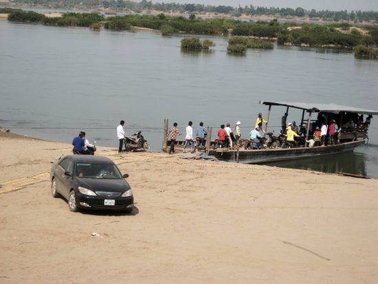 Hier die Fähre, die uns von der einen auf die andere Seite des Mekongs bringt...neben 15 Rollern musste das Auto auch mit drauf...