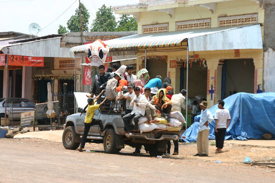 Wieviele Menschen passen auf einen Pick up? Da geht noch einiges...das ist noch nicht alles! 