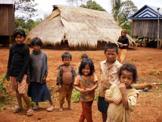 ich wollte eigentlich nur ein Bild von der Hütte machen, doch innerhalb weniger Sekunden standen alle Kinder um uns herum...so ist es immer wenn man irgendwo langfährt oder anhält. "Heellooooo", "ByeByeeee","Heellooooo","ByeByeeee" rufen sie immer... 