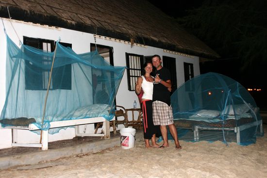 Aufgrund von Stromengpässen an unserem Strand, wurde uns jeden Abend um 22 Uhr der Strom abgestellt (um 19 Uhr wurde er auch allerdings erst angestellt), so dass wir triefend in unserem Bettchen gelegen haben und kein Auge mehr vor Hitze zu machen konnten...am nächsten Tag haben wir dann einfach unser Schlafgemach nach draußen verlegt. So hatten wir wenigstens eine angenehme Brise während wir schliefen!  Unser schottischer Nachbar war auch gleich dabei!